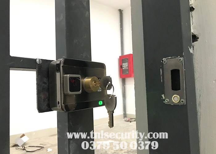 Khoa-cong-dien-tu-thong-minh-cung-cap-mot-so-chuc-nang-mo-cua-cua-thong-qua-dien-thoai